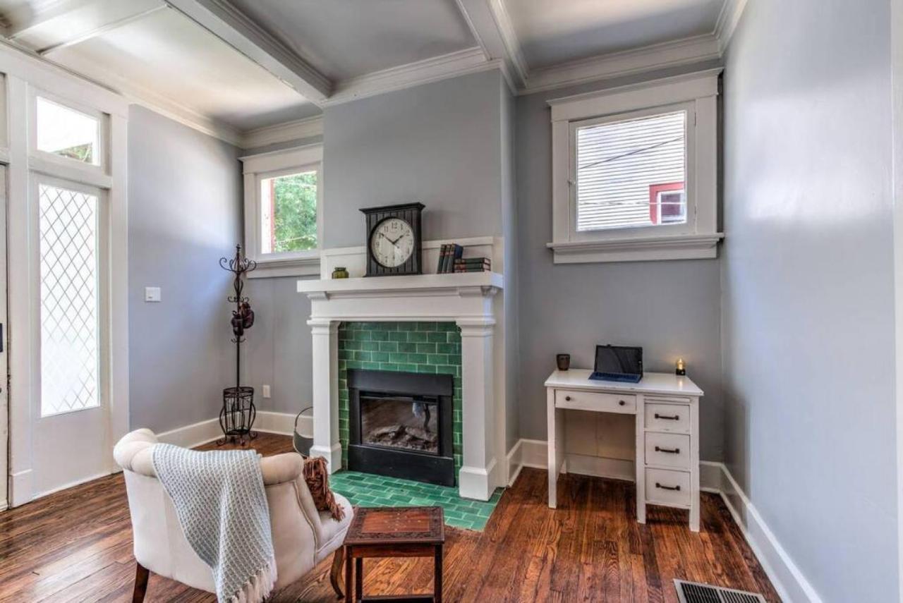 Appartement Elegant Colonial With Lovely Details And Character Memphis