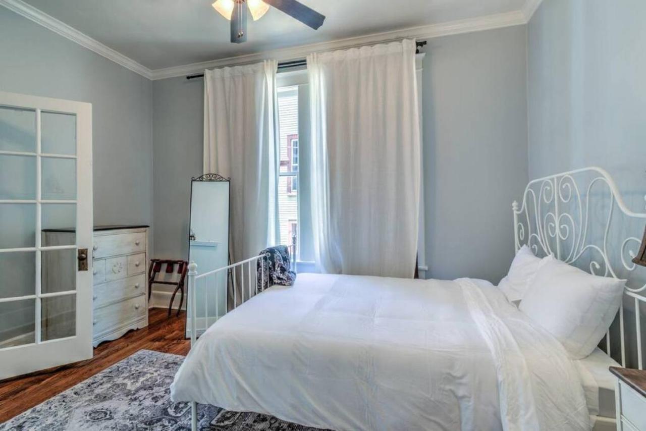 Appartement Elegant Colonial With Lovely Details And Character Memphis