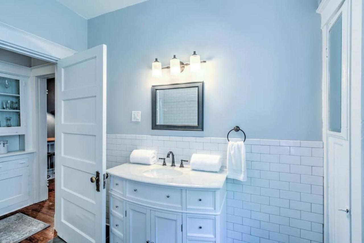 Elegant Colonial With Lovely Details And Character Appartement Memphis