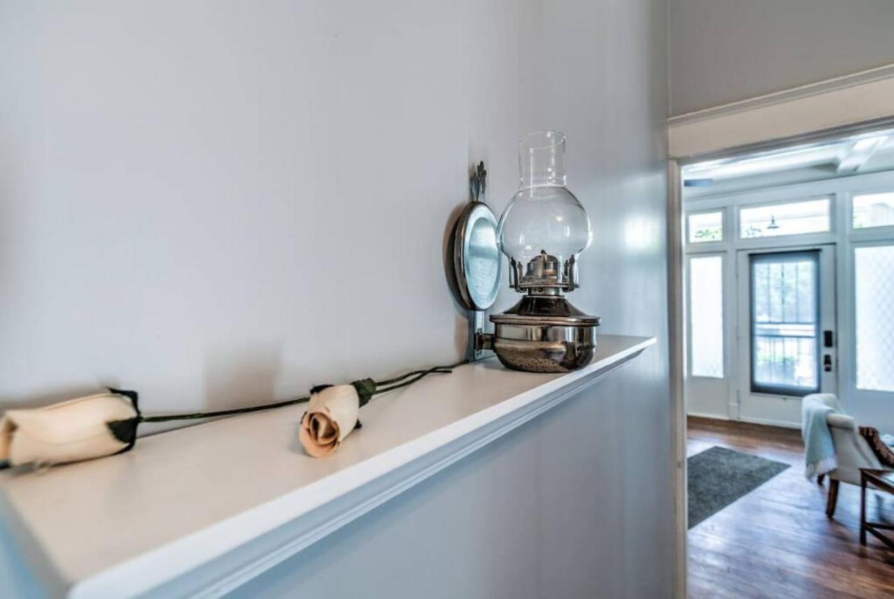 Elegant Colonial With Lovely Details And Character Appartement *
