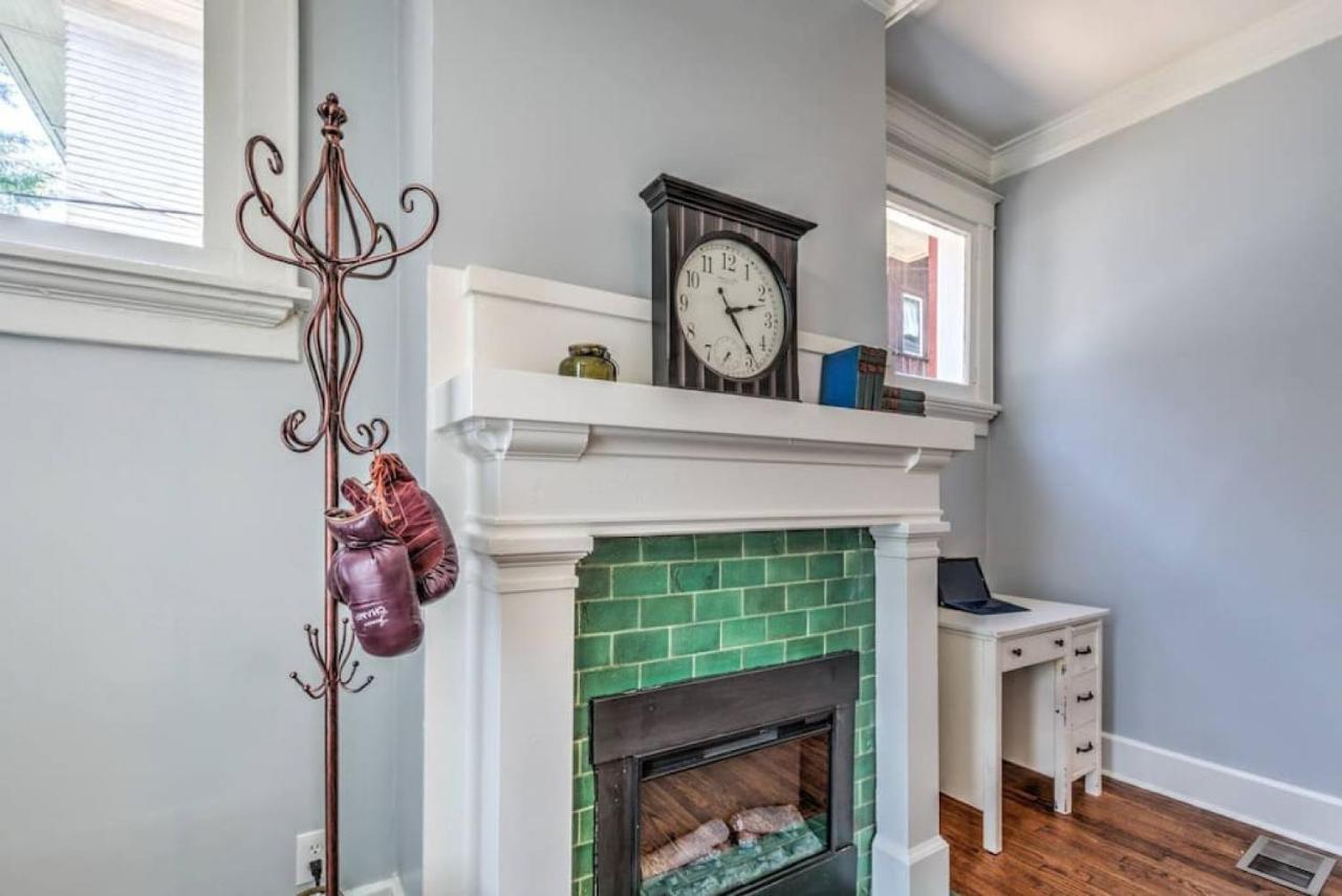 Elegant Colonial With Lovely Details And Character Appartement *