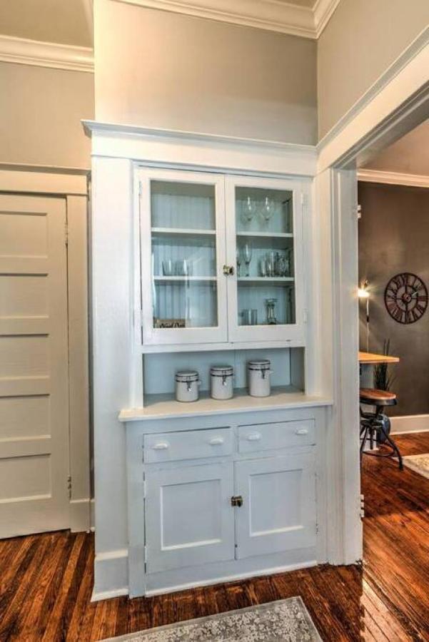 Elegant Colonial With Lovely Details And Character Appartement Memphis