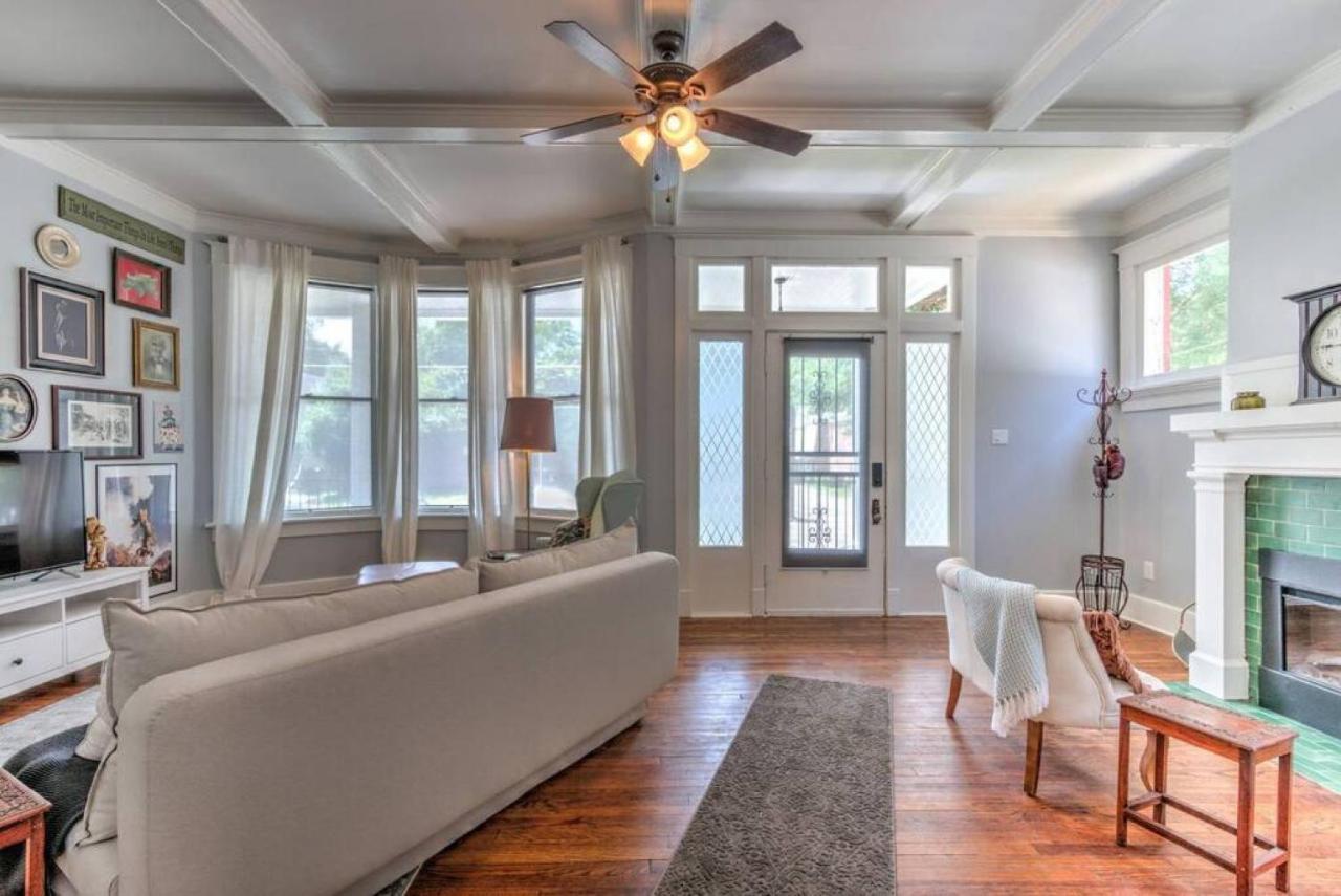 Elegant Colonial With Lovely Details And Character Appartement *