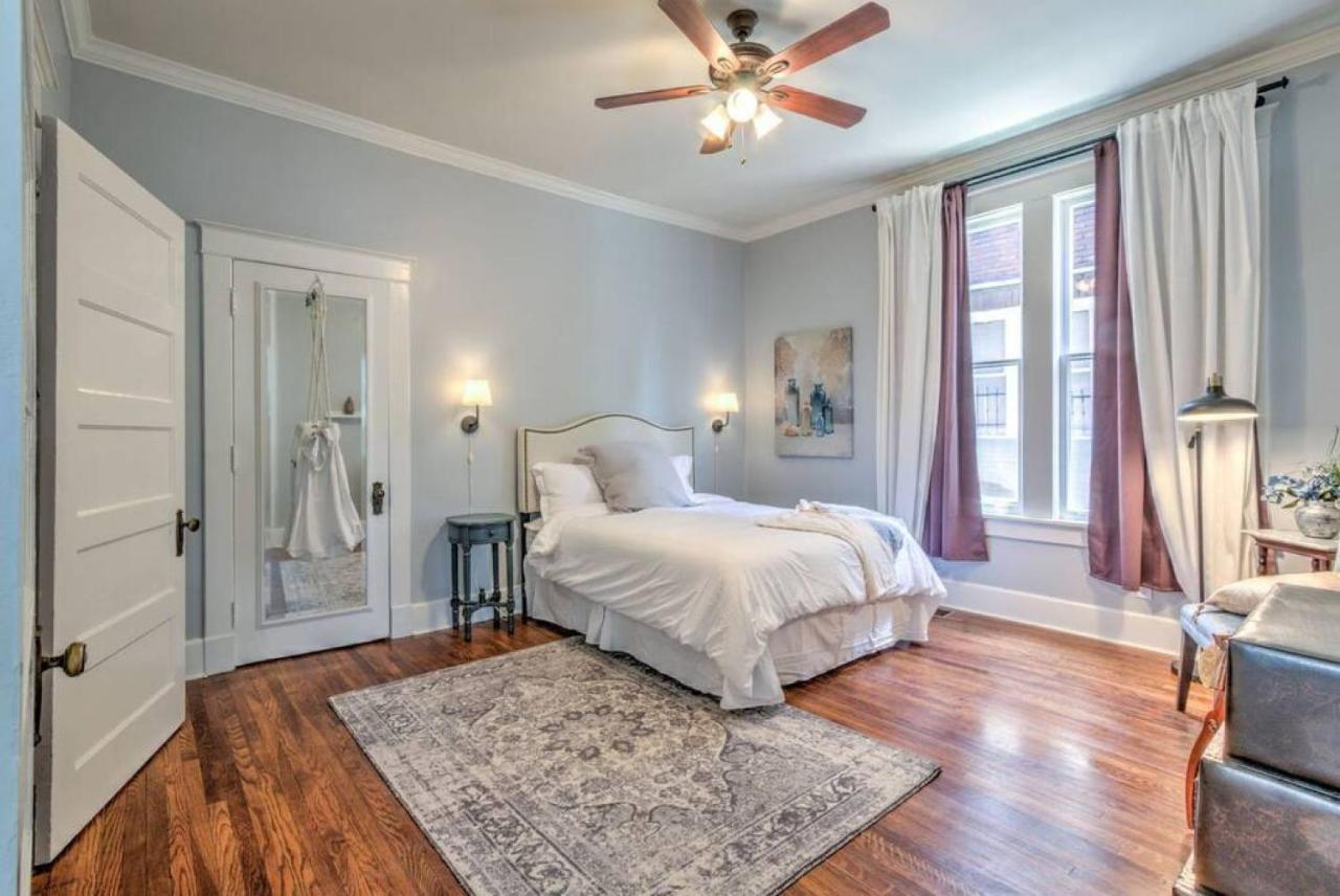 Appartement Elegant Colonial With Lovely Details And Character Memphis